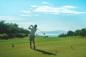 Le Chinois Ashun Wu remporte le Volvo China Open grâce en 279 coups à 9 coups en dessous du par. Il laisse derrière lui l’Anglais David Howell (-8). Alexander Levy termine 3e, malgré de bons résultats les 3 premiers tours.
