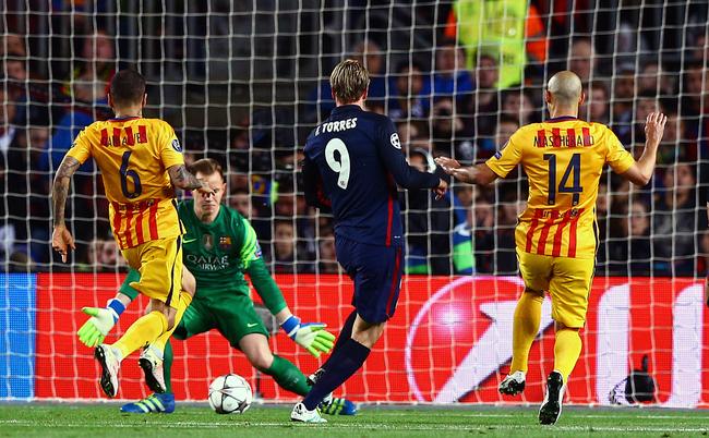 Le match se termine sur une victoire du FC Barcelone sur un score de 2-1.