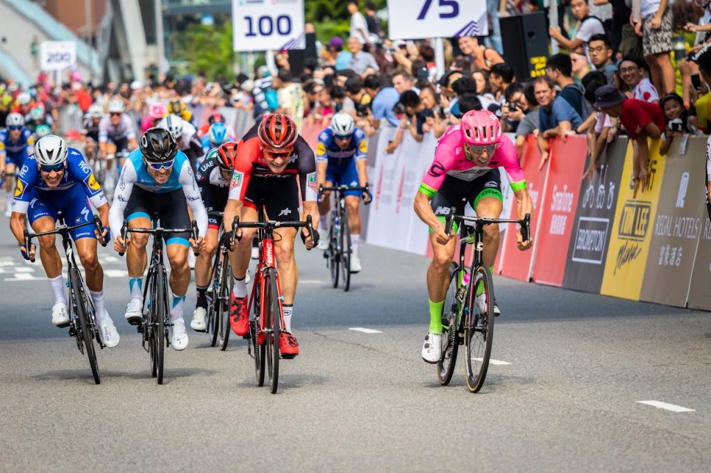 Après un succès enregistré lors de la 18e étape du tour de France, Romain Bradet a l'occasion de monter sur le podium lors des deux prochaines courses.