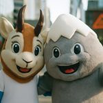 Le sourire de Tina et Milo, mascottes des JO 2026 : un message d&rsquo;alerte derrière la joie apparente