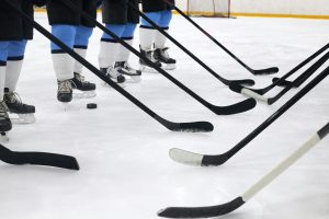 découvrez le résumé de la journée intense du vendredi 6 février lors des jo 2026, où l'équipe féminine française de hockey sur glace a frôlé l'élimination.