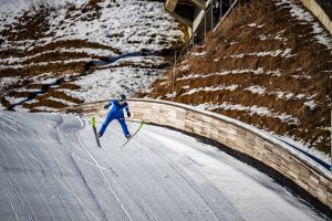 jo-2026-en-direct-la-france-chute-au-saut-a-ski-par-equipes-mais-deux-patineurs-francais-brillent-en-danse-sur-glace-–-suivez-toutes-les-epreuves-du-mardi-soir