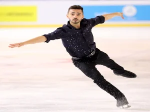 retrouvez les moments clés du premier jour des jo d'hiver 2026 à milan cortina, avec le revers de kevin aymoz qui empêche la france d'accéder à la finale du patinage artistique par équipe.