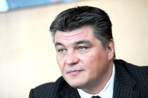 david douillet critique l'attitude trop détendue des athlètes aux jo d’hiver 2026, qu’il compare à un esprit « club med », révélant selon lui un manque d’ambition chez les sportifs.