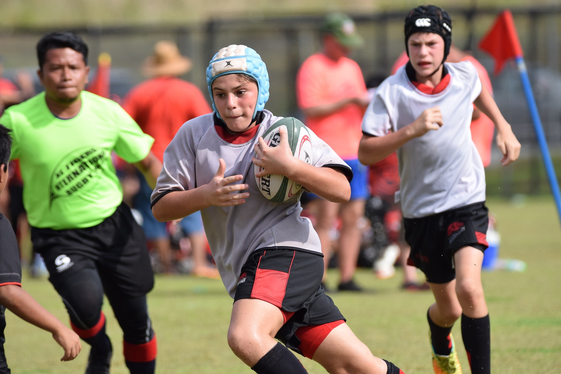 le joueur ntamack est forfait pour le match contre l'écosse lors du tournoi des six nations et son avenir pour la rencontre face à l'angleterre reste incertain.