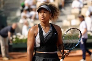 roland-garros : naomi osaka adopte une tenue audacieuse et passe à la vitesse supérieure lors de ce nouveau tour, captivant les fans et affirmant son style unique sur le court.