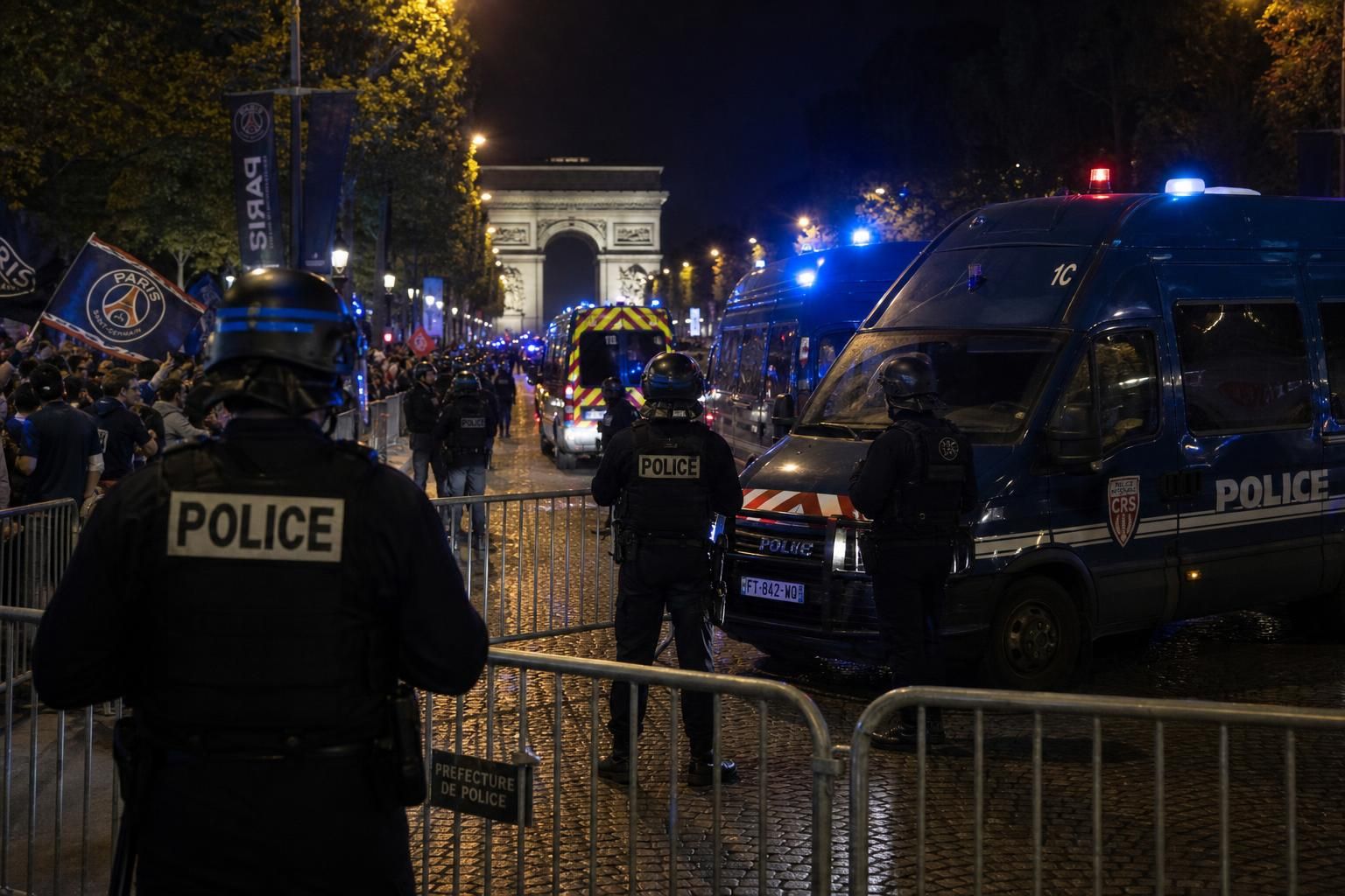 découvrez les mesures que paris met en place pour gérer les festivités de la coupe du monde 2026, suite aux incidents liés au psg, afin d'assurer sécurité et ordre lors de cet événement majeur.