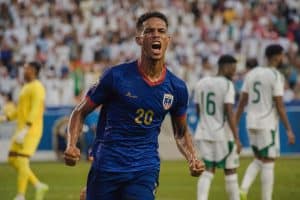 le cap-vert décroche un match nul crucial face à l'arabie saoudite lors des qualifications pour la coupe du monde 2026, assurant ainsi sa place historique dans la compétition.