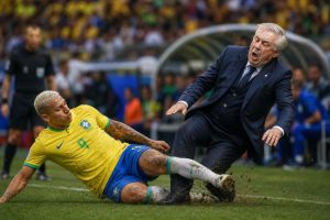 découvrez la polémique autour de richarlison, écarté de la coupe du monde 2026 après un tacle glissé contre ancelotti. regardez la vidéo qui fait débat.