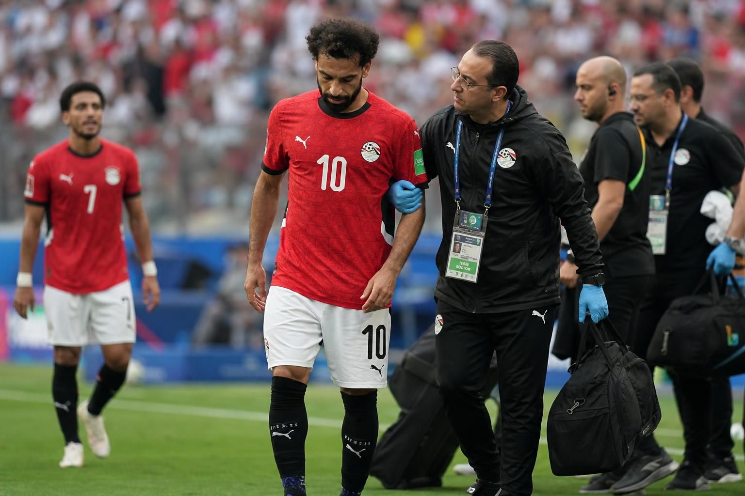 lors de la coupe du monde 2026, salah a dû quitter le terrain à cause d'une blessure. découvrez les confidences du sélectionneur égyptien sur cet incident qui pourrait impacter l'équipe.