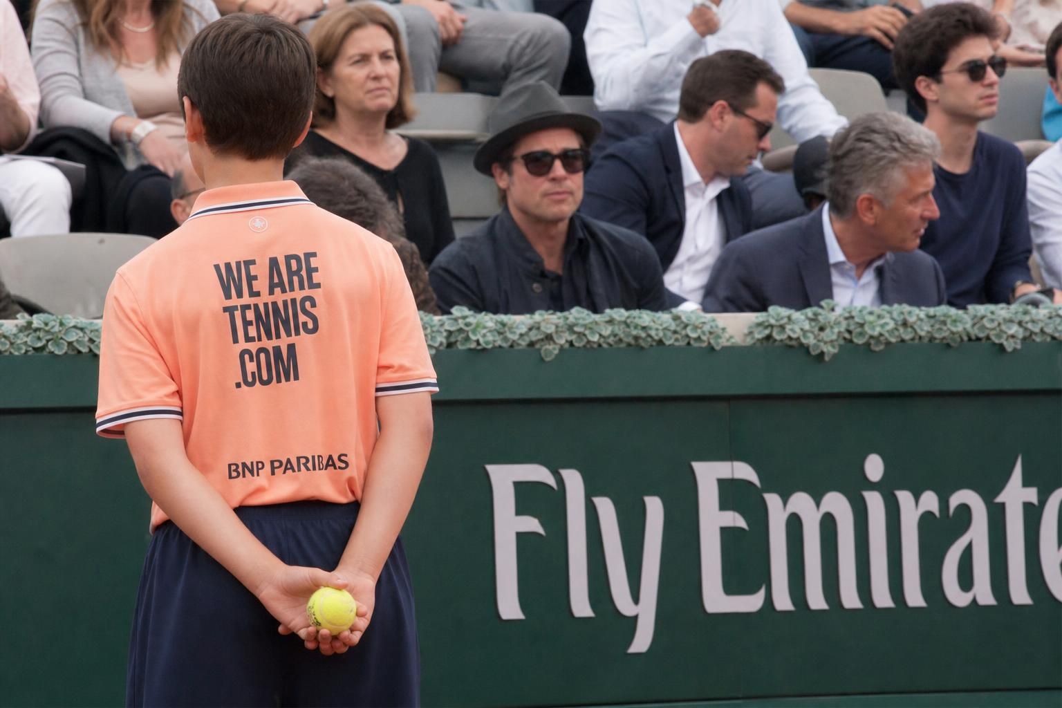 découvrez le récit captivant d'un jeune ramasseur de balles à roland-garros qui raconte comment il a même aperçu brad pitt dans les tribunes lors du tournoi mythique.