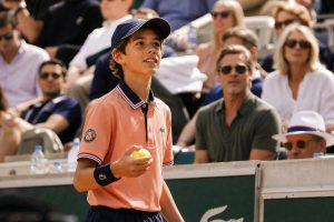 découvrez le récit captivant d’un jeune ramasseur de balles à roland-garros, qui raconte son incroyable expérience, notamment le moment où il a aperçu brad pitt dans les tribunes.