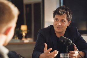 karim nedjari, directeur de rmc, soutient michou en soulignant que son attirance d'un nouveau public est une chose positive pour la radio et son audience.