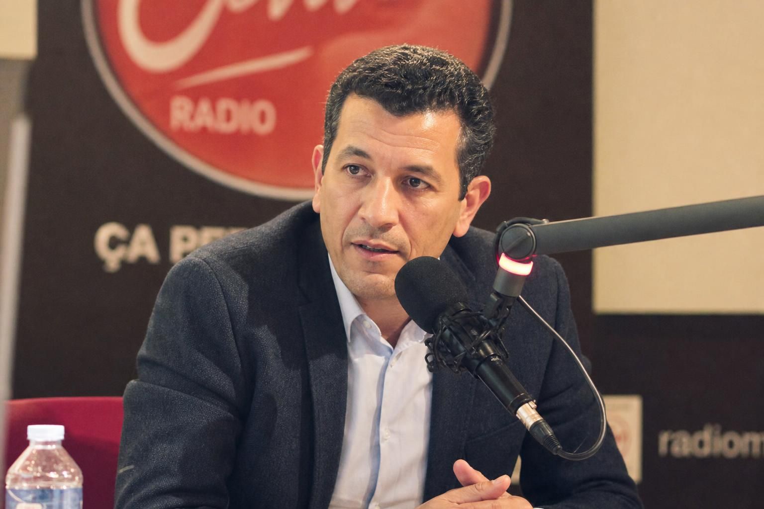 karim nedjari, patron de rmc, soutient michou en soulignant l'importance d'attirer un nouveau public, une initiative qu'il considère comme très positive.