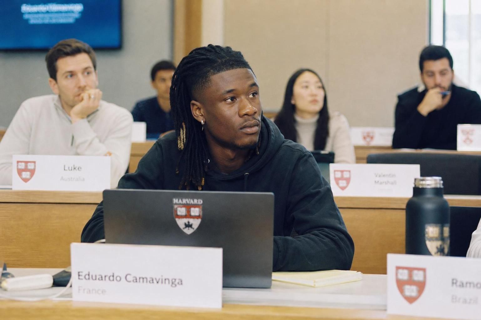 après ne pas avoir été retenu pour la coupe du monde 2026, eduardo camavinga entame une formation prestigieuse à harvard, combinant sport et études d'excellence.