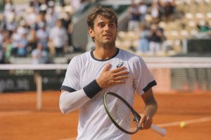 roland-garros : flavio cobolli se qualifie pour la finale après le forfait de matteo arnaldi, victime d'une contamination virale.