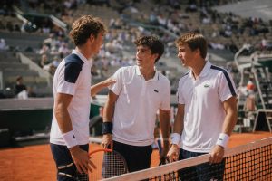 découvrez l'histoire inspirante de baptiste, loevan et thomas qui réalisent leur rêve en participant au tournoi légendaire de roland-garros.