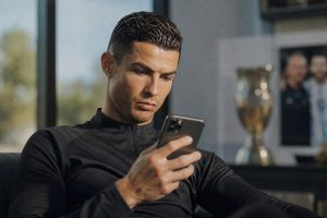 découvrez comment cristiano ronaldo a suscité la controverse en likant un post polémique sur lionel messi à l'approche de la coupe du monde 2026.