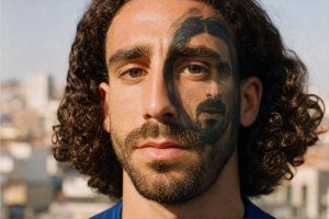 découvrez comment cucurella, le joueur espagnol, a honoré son héros en se tatouant son visage, à l'approche de la coupe du monde 2026.