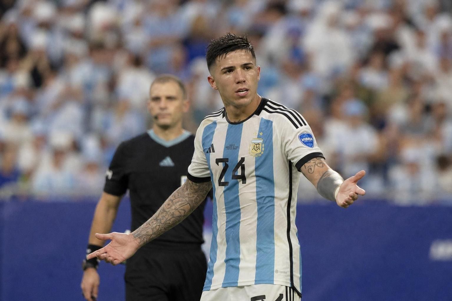 la fifa ouvre une enquête disciplinaire concernant l'argentine et leandro paredes dans le cadre de la coupe du monde 2026, soulevant des questions importantes sur le fair-play et la conformité aux règles.