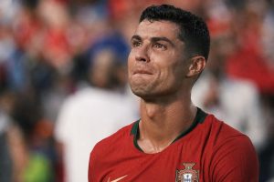 revivez l'émotion intense de cristiano ronaldo après le match portugal-croatie lors de la coupe du monde 2026. vidéo exclusive et moments forts à ne pas manquer.