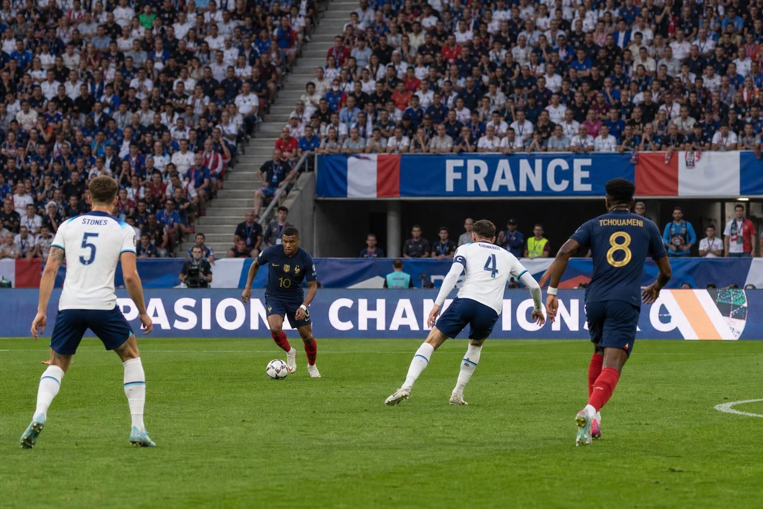la coupe du monde 2026 s'annonce intense avec des tensions maximales avant le face-à-face décisif entre la france et l'angleterre, marquant le dernier acte historique pour deschamps en tant qu'entraîneur.