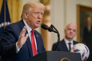 découvrez l'appel passionné de donald trump à gianni infantino pour organiser une coupe du monde 2026 entièrement aux états-unis, promettant un mondial 100% américain riche en émotions et en enjeux.