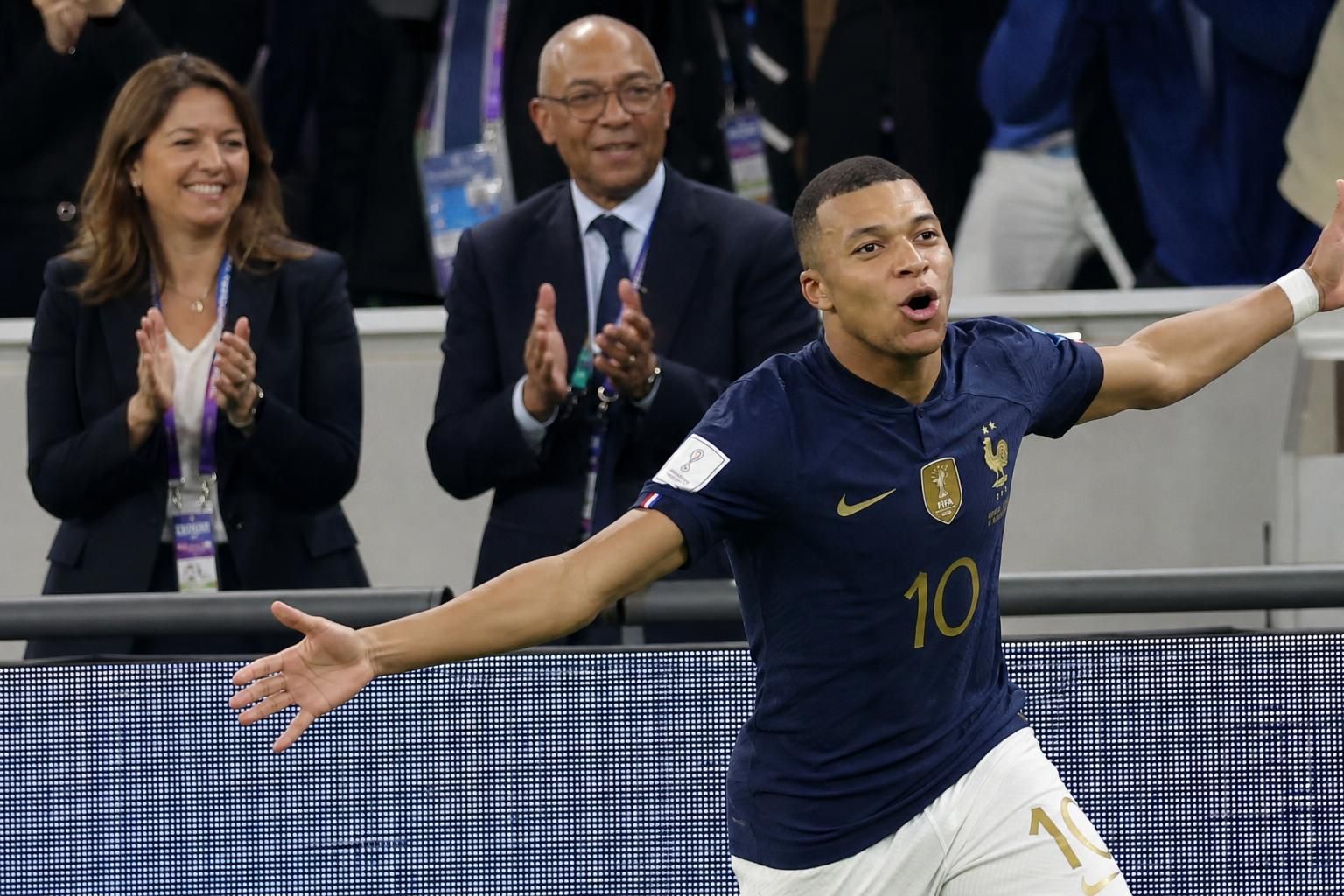 découvrez comment la ministre des sports et le président de la fff se mobilisent pour soutenir mbappé après un moment fort de la coupe du monde 2026.
