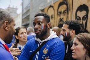 découvrez les dernières réactions et polémiques politiques autour des nouvelles attaques racistes visant l’équipe de france lors de la coupe du monde 2026, et les enjeux sociétaux qui en découlent.