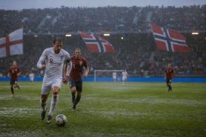 découvrez comment les conditions météorologiques menaçantes pourraient compromettre le quart de finale très attendu de la coupe du monde entre la norvège et l'angleterre.