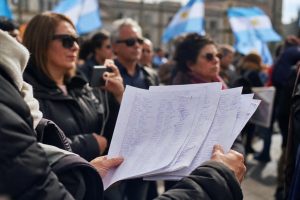 découvrez la pétition qui a réuni plus de 23 millions de signatures demandant l'exclusion de l'argentine de la coupe du monde 2026, un débat qui secoue le monde du football.