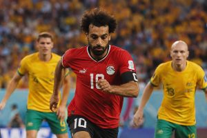 suivez en direct le 16e de finale de la coupe du monde entre l'australie et l'égypte avec mohamed salah titulaire. ne ratez aucune action de ce match décisif !