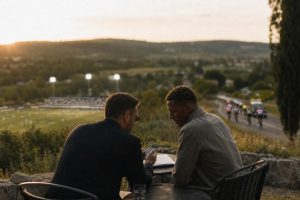 découvrez les transferts incontournables du mercato malgré l'ombre portée par la coupe du monde et le tour de france, pour ne rien manquer des mouvements discrets mais stratégiques du mercato.