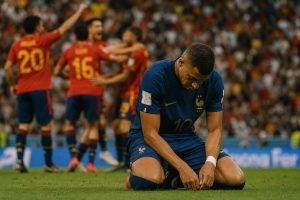 revivez l'élimination des bleus lors de la coupe du monde 2026, face à une équipe d'espagne déterminée et sans pitié, dans un match intense et mémorable.