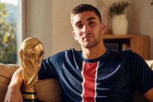 ferran torres, champion du monde, rejoint officiellement le psg avec un contrat jusqu'en 2031, renforçant ainsi l'équipe parisienne pour les années à venir.