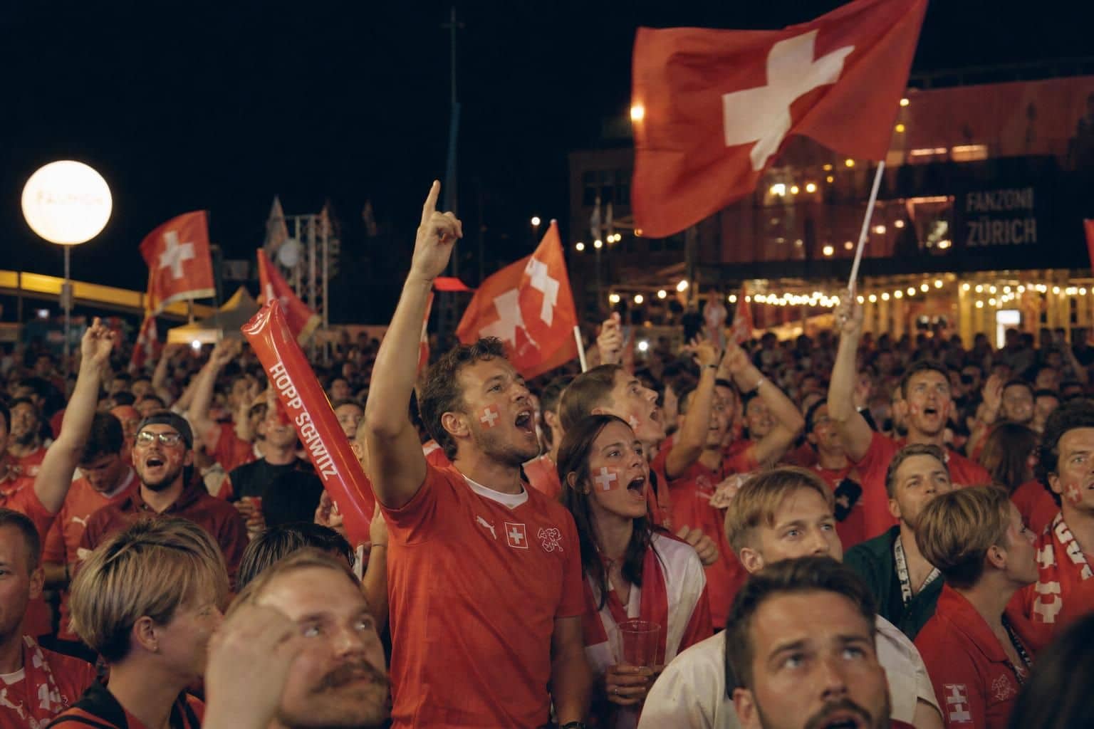 découvrez comment les supporters suisses maintiennent la ferveur à 3h du matin pour soutenir leur équipe lors de la coupe du monde 2026.