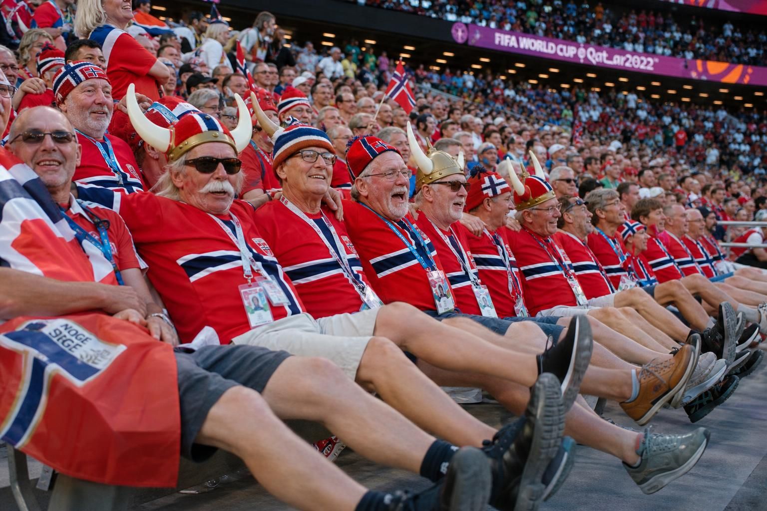 découvrez comment des retraités norvégiens participent à la coupe du monde 2026 en naviguant en 'viking row' pour encourager leur équipe avec passion et tradition.