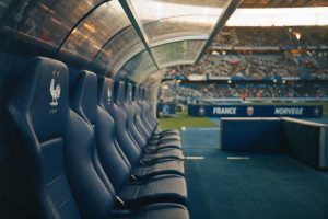 découvrez pourquoi didier deschamps sera absent du match crucial france-norvège lors de la coupe du monde 2026, suite à un deuil personnel.
