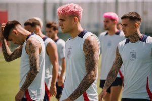 découvrez si les joueurs espagnols de la coupe du monde 2026 ont tenu leurs paris audacieux en adoptant coloration rose et nouveaux tatouages, alliant style et défi sur le terrain.