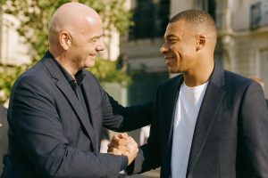 découvrez les félicitations d'infantino à mbappé pour son impressionnant doublé lors de la coupe du monde 2026, deux semaines après la fin du tournoi.
