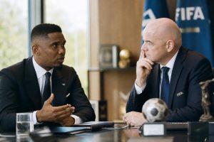 eto'o prend la parole pour défendre infantino dans la controverse liée à son projet de 'vente' controversé, apportant un éclairage sur cette polémique actuelle.