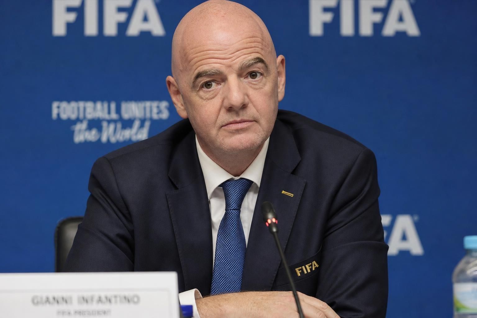 gianni infantino abandonne son projet commercial pour la coupe du monde suite à une forte contestation dans le monde du football, marquant un tournant majeur dans l'organisation du tournoi.