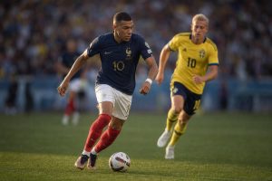 revivez la victoire éclatante des bleus face à la suède lors des qualifications pour la coupe du monde, un pas décisif vers le rêve qatari.