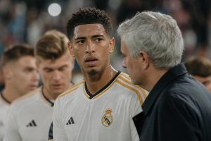 découvrez comment jude bellingham fait face à une rivalité intense pour s'imposer au real madrid sous la direction de mourinho, dans un défi inédit pour sa carrière.