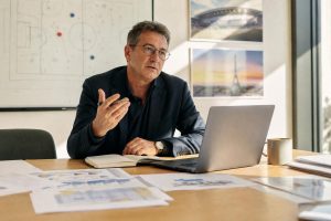 serge pilet analyse l'avenir des coachs, les perspectives pour la candidature à l’édition 2030 et les enjeux de l’arbitrage dans le sport.