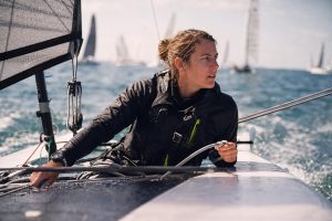 aloise retornaz partage son expérience d'une étape intense et pleine de défis de la coupe du monde de voile à lo : « c’était la guerre sur l’eau ».