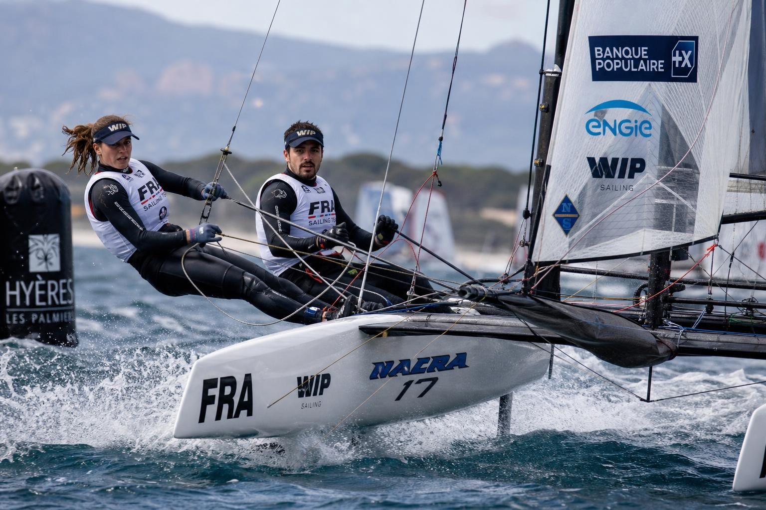 découvrez le témoignage d'aloise retornaz sur une étape intense et pleine de défis de la coupe du monde de voile à lorient, où elle décrit des combats acharnés sur l'eau.