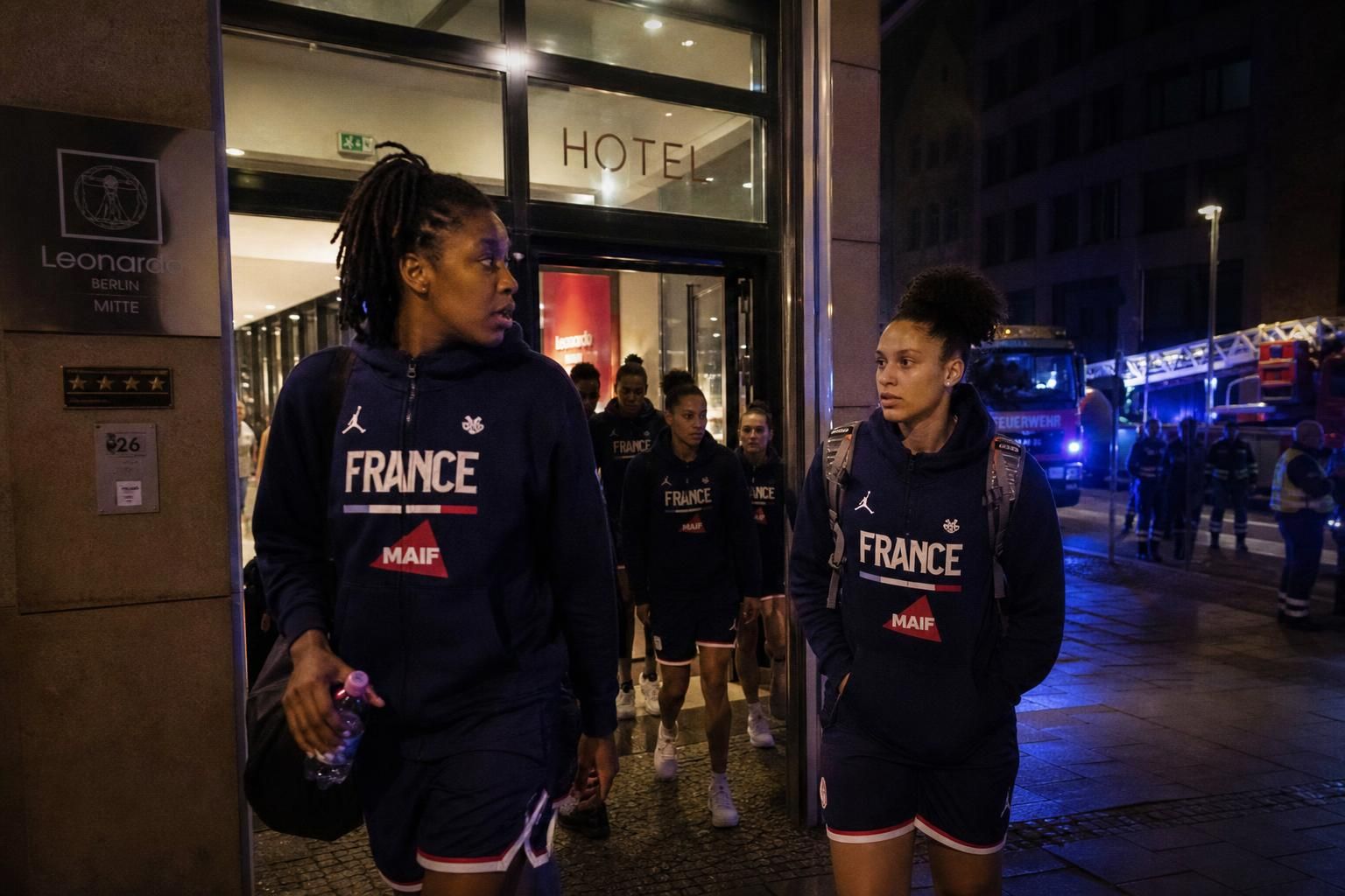 incident nocturne lors de la coupe du monde féminine de basket : évacuation d'un hôtel hébergeant les équipes, assurant leur sécurité.