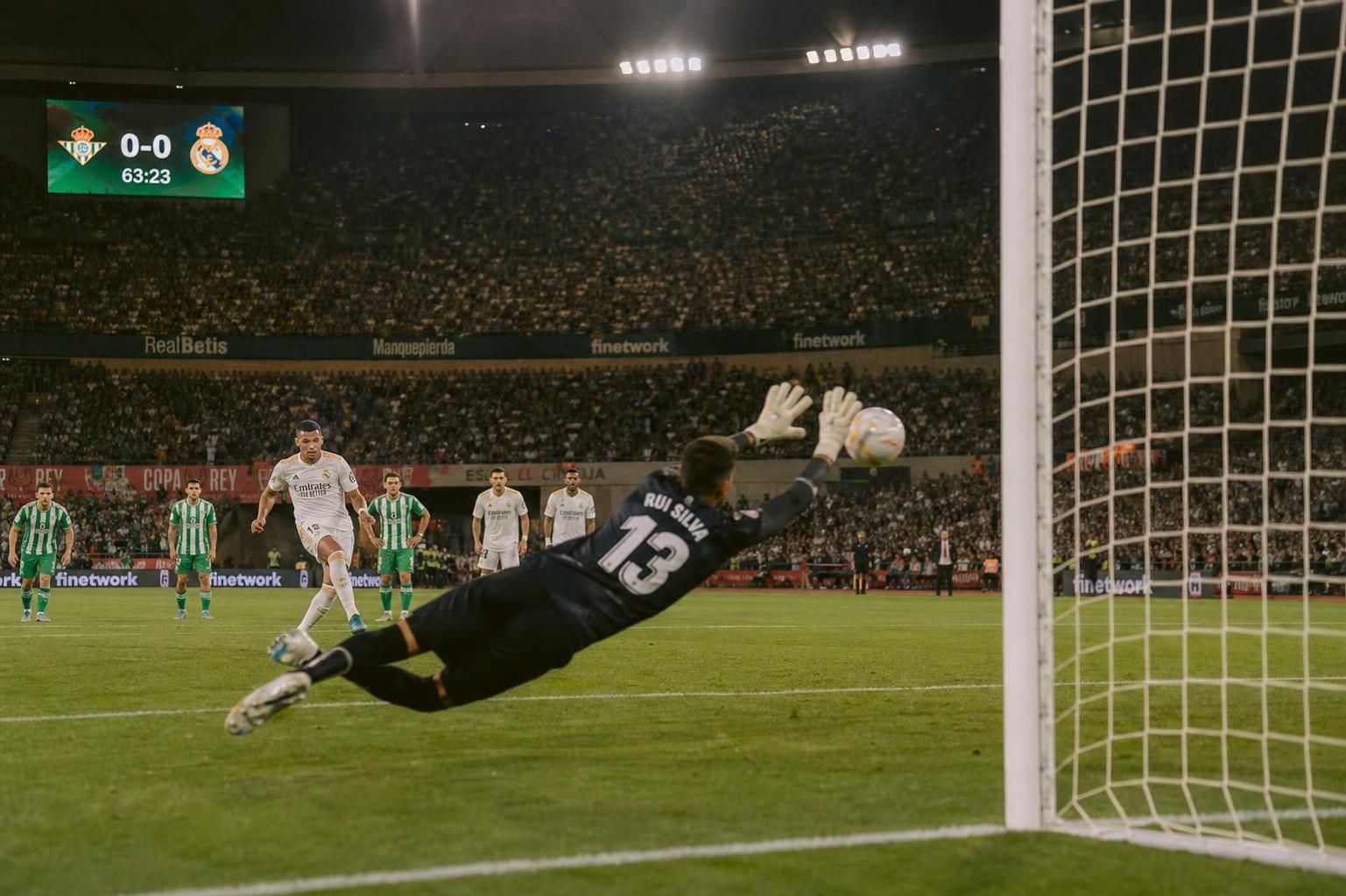 suivez le match en direct entre betis et real madrid avec le live et le score en temps réel. ne manquez aucune action de ce duel passionnant.