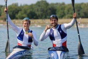 au mondial de canoë-kayak à vaires-sur-marne, deux athlètes français se distinguent en remportant une médaille en kayak, témoignant de leur talent et de leur détermination.